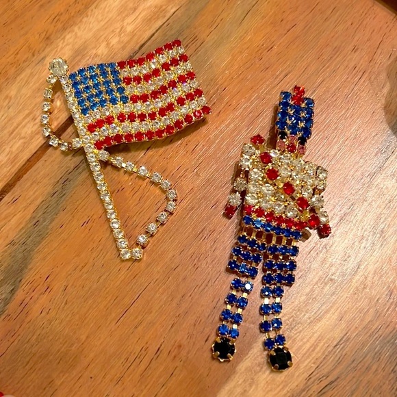 Red white blue patriotic USA flag & soldier broach (2) w/ gold back & bracelets - Picture 5 of 16